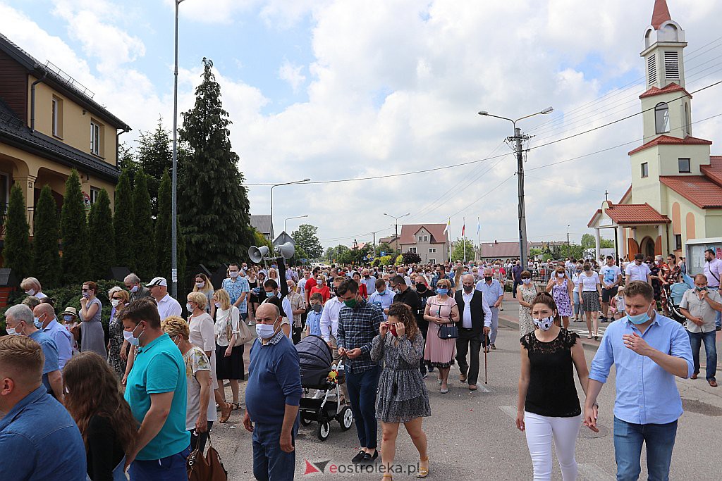 Boże Ciało 2020: Procesja z parafii NMP Królowej Rodzin w Ostrołęce - zdjęcie #37 - eOstroleka.pl