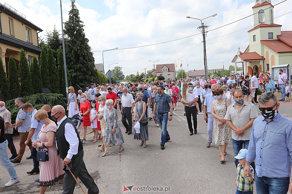 Boże Ciało 2020: Procesja z parafii NMP Królowej Rodzin w Ostrołęce - zdjęcie #32 - eOstroleka.pl