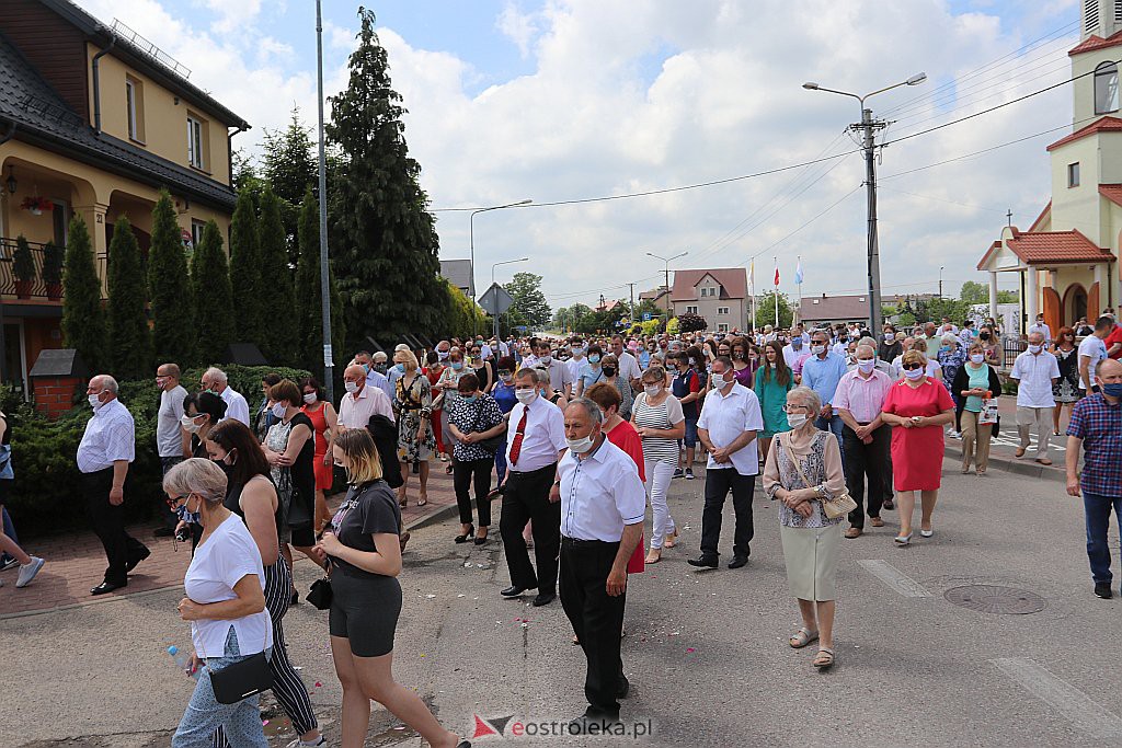 Boże Ciało 2020: Procesja z parafii NMP Królowej Rodzin w Ostrołęce - zdjęcie #27 - eOstroleka.pl