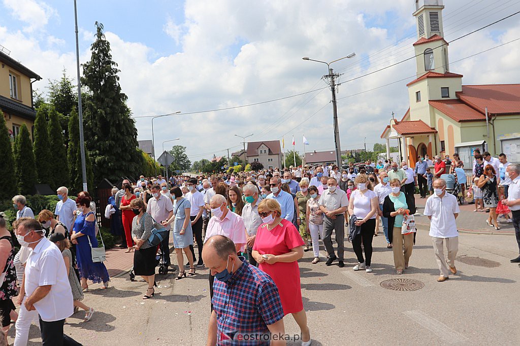 Boże Ciało 2020: Procesja z parafii NMP Królowej Rodzin w Ostrołęce - zdjęcie #26 - eOstroleka.pl