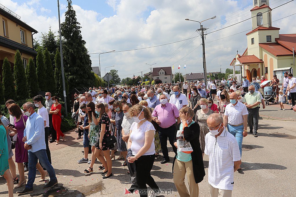 Boże Ciało 2020: Procesja z parafii NMP Królowej Rodzin w Ostrołęce - zdjęcie #23 - eOstroleka.pl