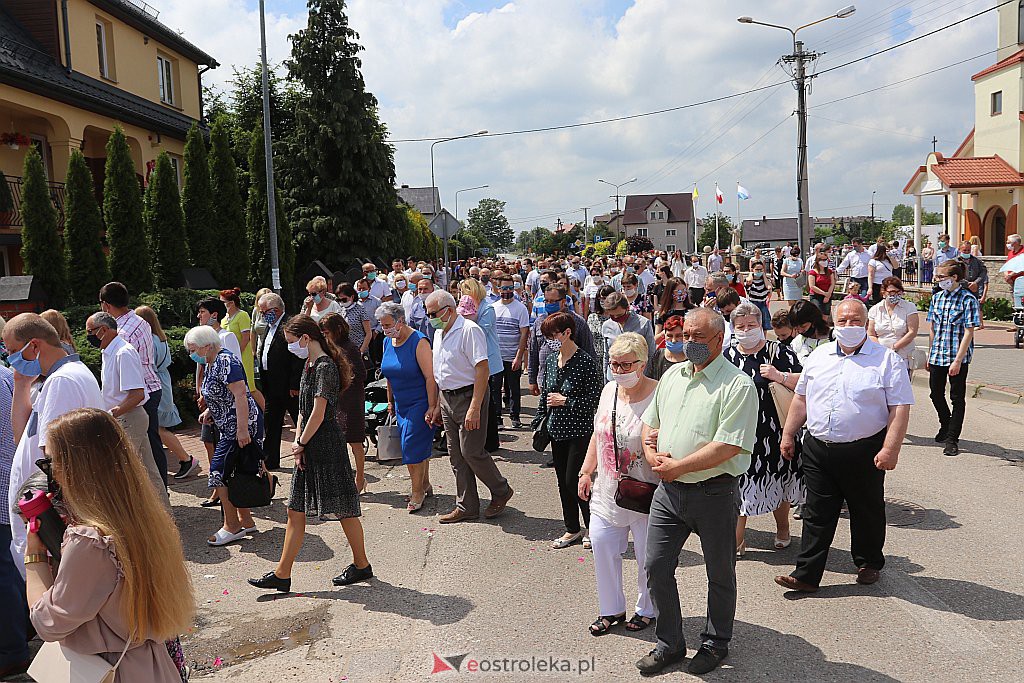 Boże Ciało 2020: Procesja z parafii NMP Królowej Rodzin w Ostrołęce - zdjęcie #22 - eOstroleka.pl