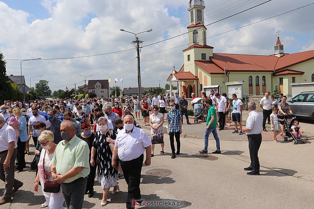 Boże Ciało 2020: Procesja z parafii NMP Królowej Rodzin w Ostrołęce - zdjęcie #21 - eOstroleka.pl