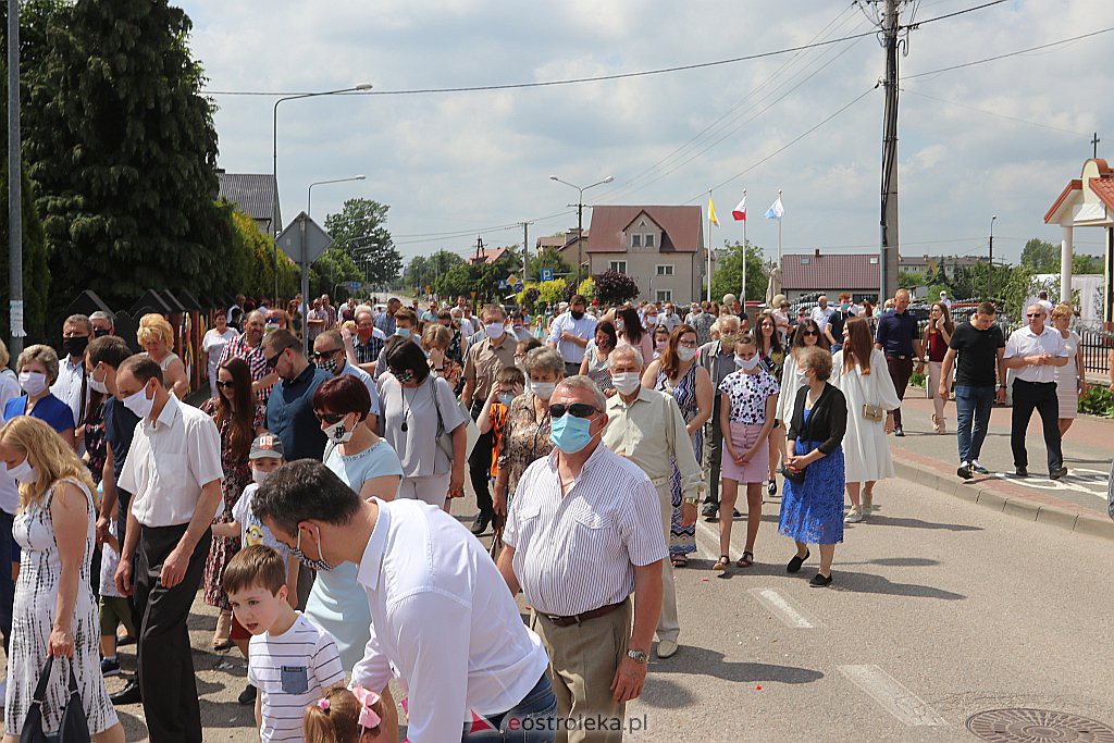 Boże Ciało 2020: Procesja z parafii NMP Królowej Rodzin w Ostrołęce - zdjęcie #15 - eOstroleka.pl