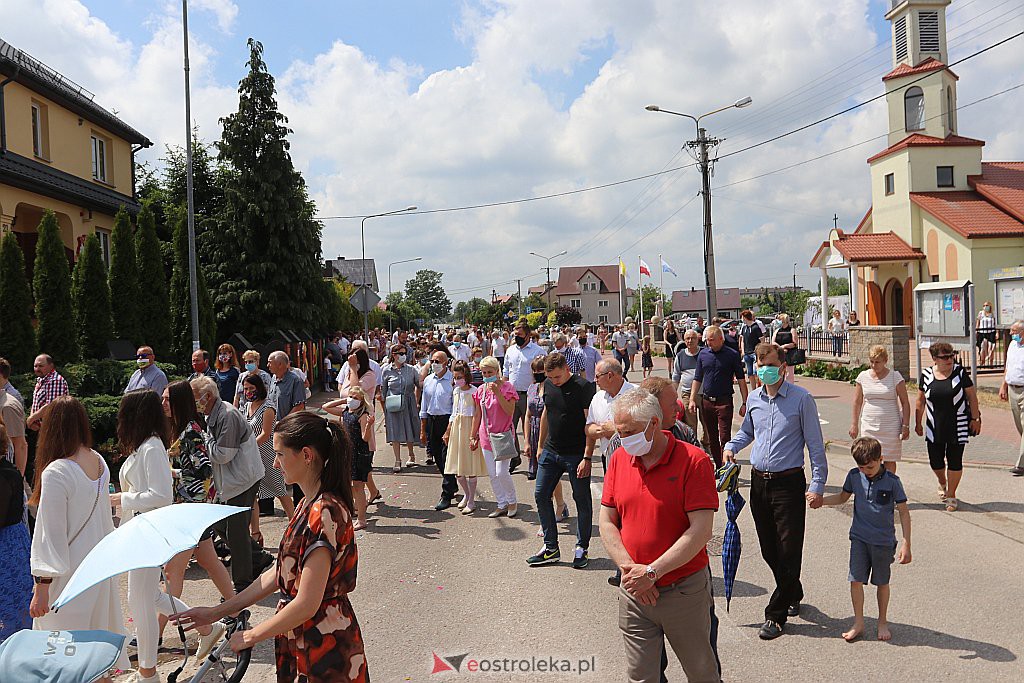 Boże Ciało 2020: Procesja z parafii NMP Królowej Rodzin w Ostrołęce - zdjęcie #11 - eOstroleka.pl