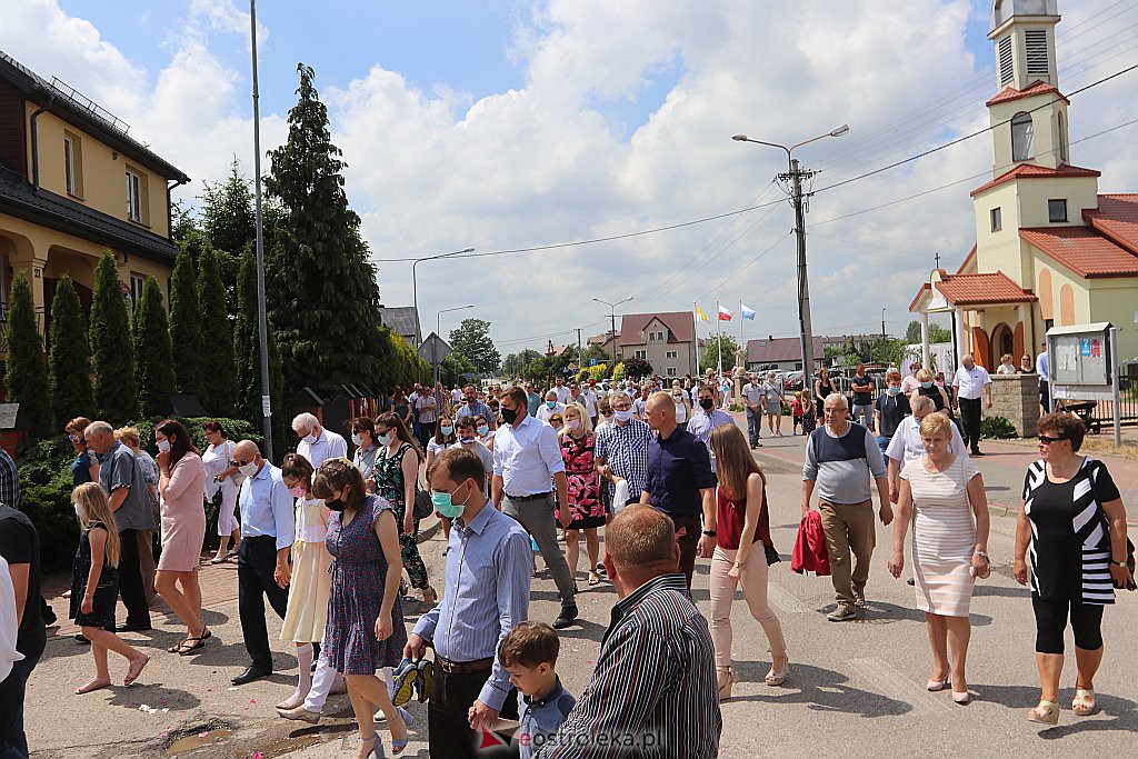 Boże Ciało 2020: Procesja z parafii NMP Królowej Rodzin w Ostrołęce - zdjęcie #8 - eOstroleka.pl
