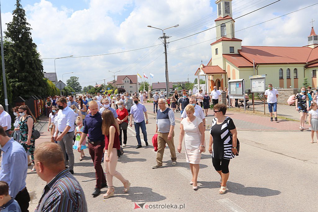 Boże Ciało 2020: Procesja z parafii NMP Królowej Rodzin w Ostrołęce - zdjęcie #6 - eOstroleka.pl