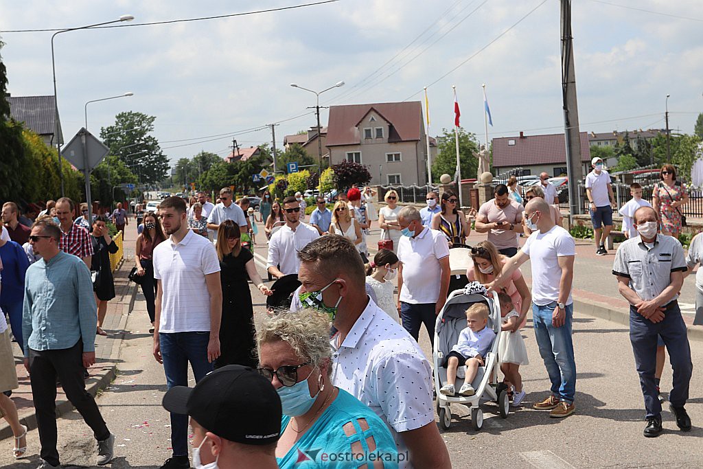 Boże Ciało 2020: Procesja z parafii NMP Królowej Rodzin w Ostrołęce - zdjęcie #3 - eOstroleka.pl