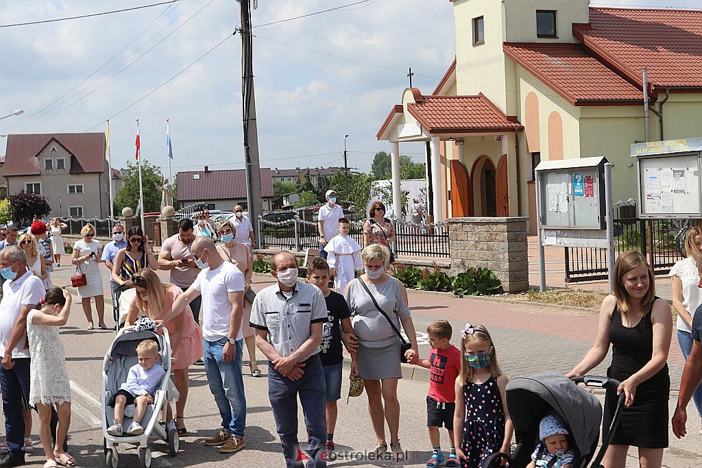 Boże Ciało 2020: Procesja z parafii NMP Królowej Rodzin w Ostrołęce - zdjęcie #1 - eOstroleka.pl
