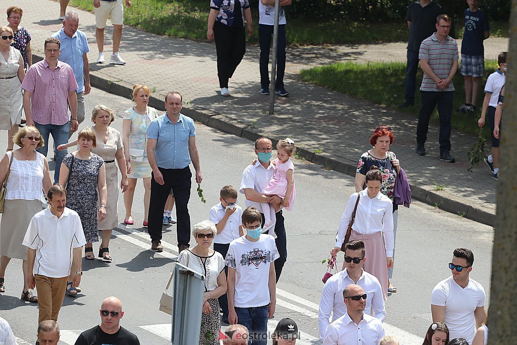 Boże Ciało 2020: Procesja z parafii Zbawiciela Świata w Ostrołęce - zdjęcie #30 - eOstroleka.pl