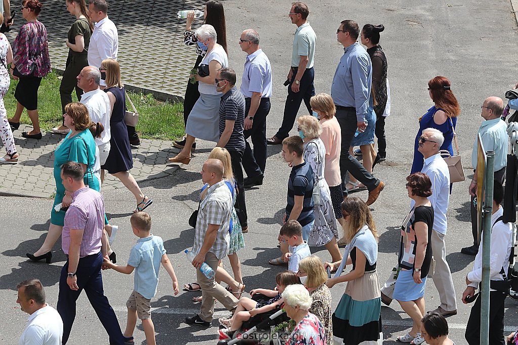 Boże Ciało 2020: Procesja z parafii Zbawiciela Świata w Ostrołęce - zdjęcie #22 - eOstroleka.pl