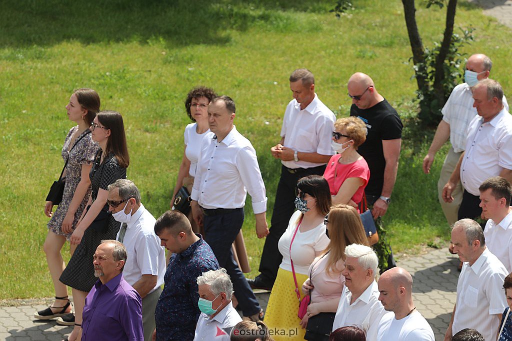 Boże Ciało 2020: Procesja z parafii Zbawiciela Świata w Ostrołęce - zdjęcie #19 - eOstroleka.pl