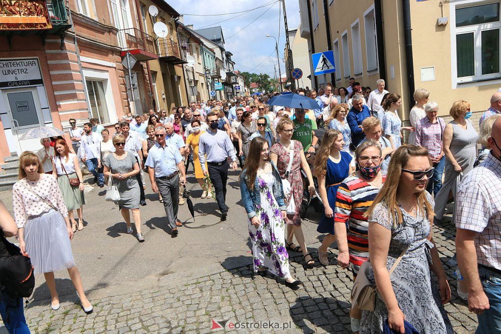 Boże Ciało 2020: Procesja z parafii pw. Nawiedzenia NMP w Ostrołęce [11.06.2020] - zdjęcie #60 - eOstroleka.pl