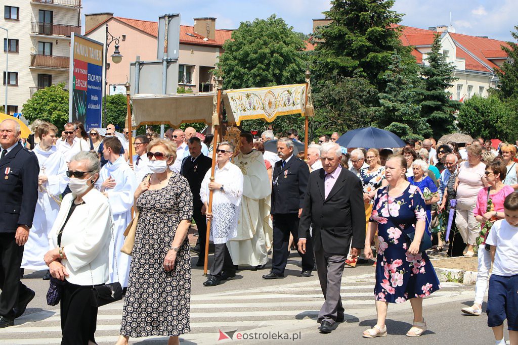 Boże Ciało 2020: Procesja z parafii pw. Nawiedzenia NMP w Ostrołęce [11.06.2020] - zdjęcie #42 - eOstroleka.pl