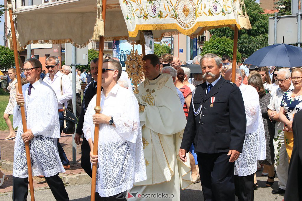 Boże Ciało 2020: Procesja z parafii pw. Nawiedzenia NMP w Ostrołęce [11.06.2020] - zdjęcie #40 - eOstroleka.pl