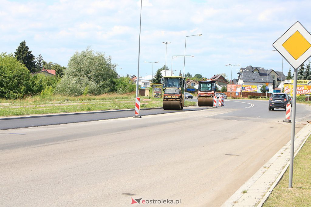 Historyczna chwila w dziejach Ostrołęki: Na ulicy Ostrowskiej „leją” ostatnią warstwę asfaltu [01.07.2020] - zdjęcie #1 - eOstroleka.pl