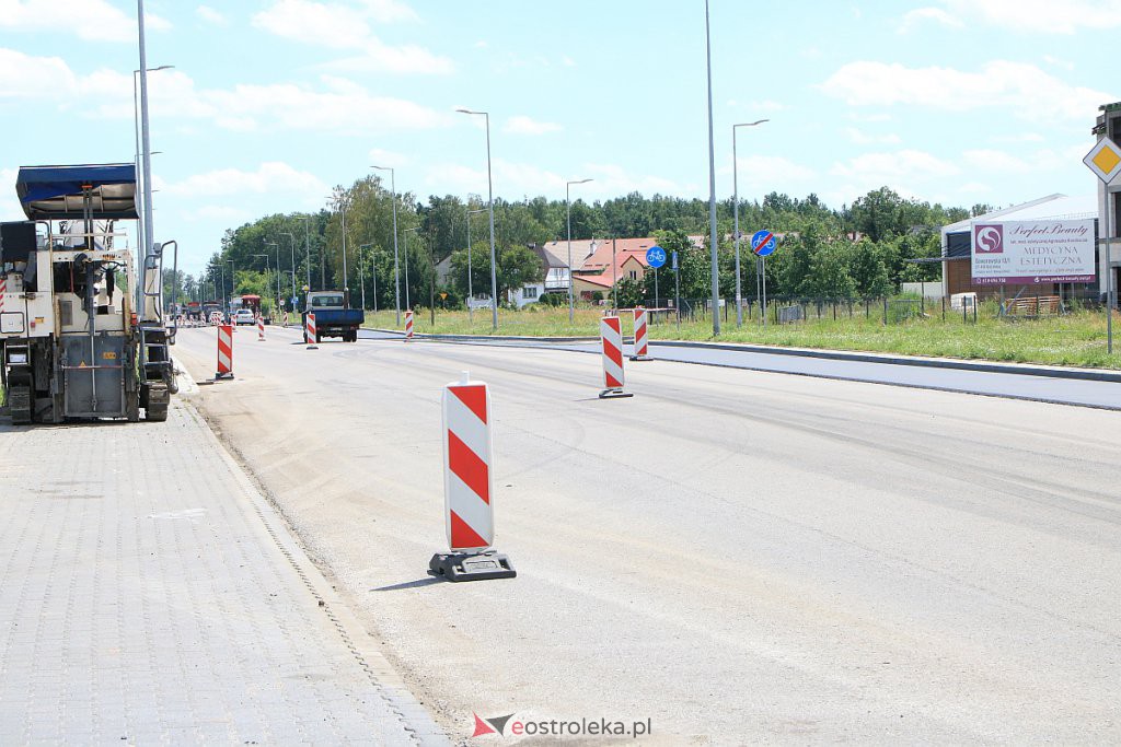 Historyczna chwila w dziejach Ostrołęki: Na ulicy Ostrowskiej „leją” ostatnią warstwę asfaltu [01.07.2020] - zdjęcie #3 - eOstroleka.pl