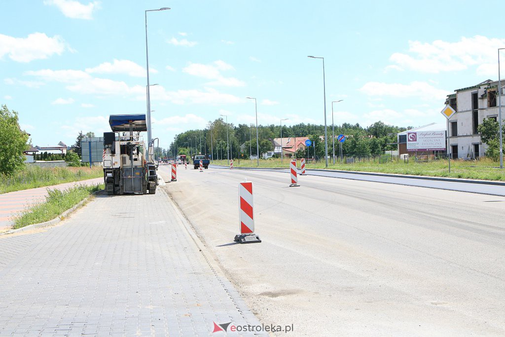 Historyczna chwila w dziejach Ostrołęki: Na ulicy Ostrowskiej „leją” ostatnią warstwę asfaltu [01.07.2020] - zdjęcie #4 - eOstroleka.pl