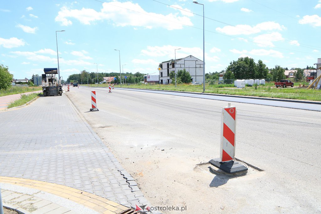 Historyczna chwila w dziejach Ostrołęki: Na ulicy Ostrowskiej „leją” ostatnią warstwę asfaltu [01.07.2020] - zdjęcie #5 - eOstroleka.pl