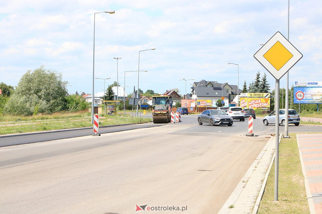 Historyczna chwila w dziejach Ostrołęki: Na ulicy Ostrowskiej „leją” ostatnią warstwę asfaltu [01.07.2020] - zdjęcie #7 - eOstroleka.pl