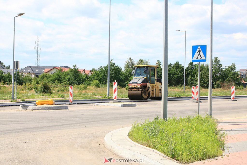 Historyczna chwila w dziejach Ostrołęki: Na ulicy Ostrowskiej „leją” ostatnią warstwę asfaltu [01.07.2020] - zdjęcie #15 - eOstroleka.pl