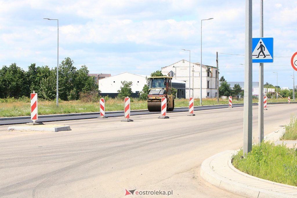 Historyczna chwila w dziejach Ostrołęki: Na ulicy Ostrowskiej „leją” ostatnią warstwę asfaltu [01.07.2020] - zdjęcie #20 - eOstroleka.pl