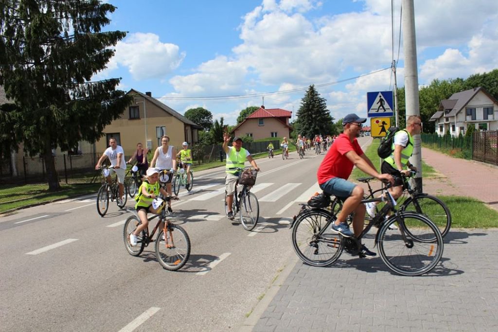 Rodzinny rajd rowerowy w Czerwinie. Chętnych nie brakowało [09.07.2020] - zdjęcie #13 - eOstroleka.pl