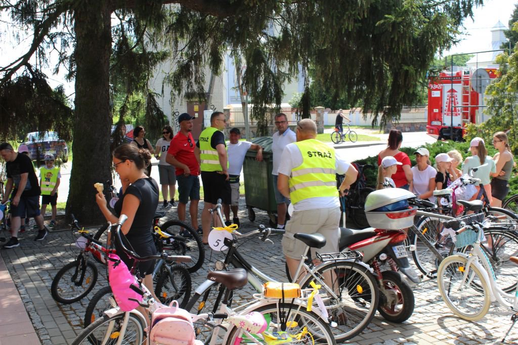 Rodzinny rajd rowerowy w Czerwinie. Chętnych nie brakowało [09.07.2020] - zdjęcie #11 - eOstroleka.pl