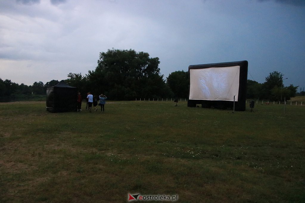 Kino letnie w Ostrołęce. Pogoda dała się we znaki organizatorom [10.07.2020] - zdjęcie #6 - eOstroleka.pl