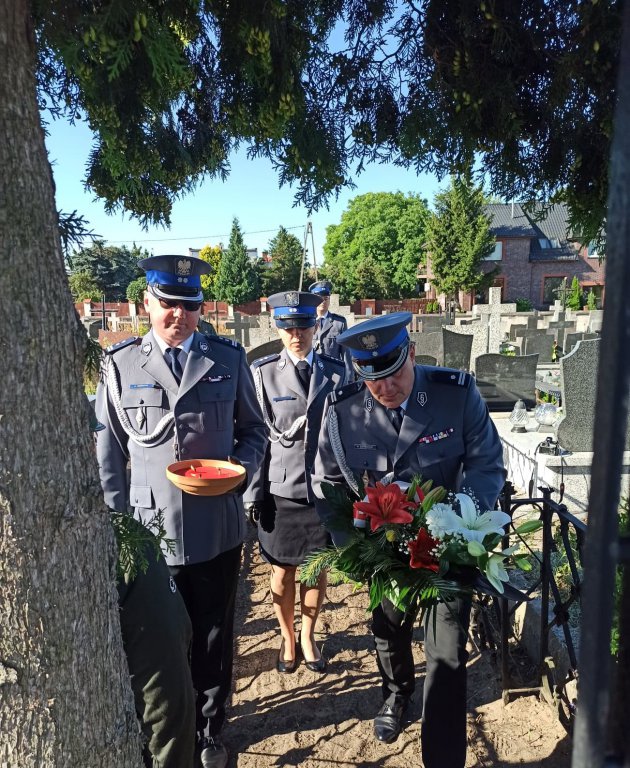 Uczcili pamięć policjantów poległych w wojnie z bolszewikami w latach 1920 – 1930 - zdjęcie #1 - eOstroleka.pl