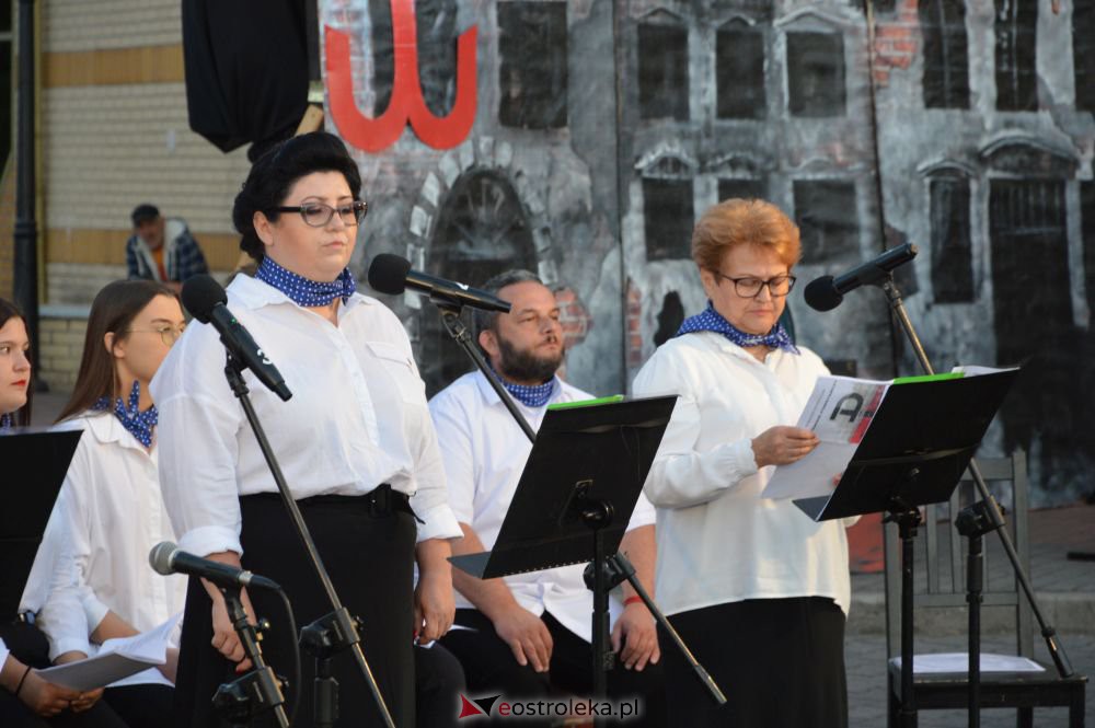 Ostrołęczenie śpiewali w hołdzie powstańcom [1.08.2020] - zdjęcie #1 - eOstroleka.pl
