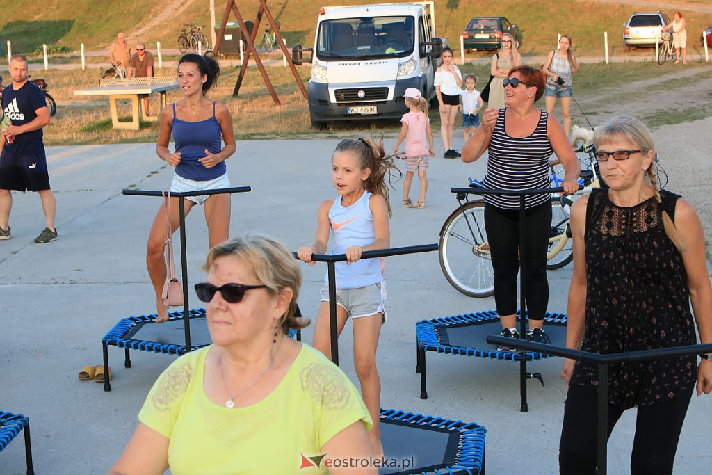 Fitness na plaży miejskiej. Było dużo ruchu i mnóstwo spalonych kalorii [07.08.2020] - zdjęcie #12 - eOstroleka.pl