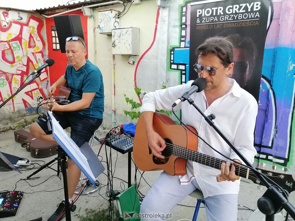 Piotr Grzyb i Artur Kaliszewski zagrali w „Pubie nad brzegiem” [08.08.2020] - zdjęcie #2 - eOstroleka.pl