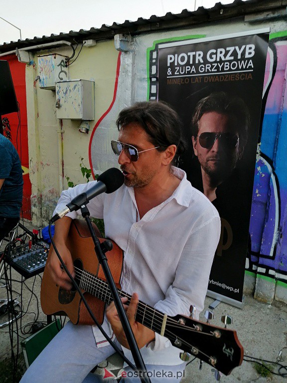 Piotr Grzyb i Artur Kaliszewski zagrali w „Pubie nad brzegiem” [08.08.2020] - zdjęcie #3 - eOstroleka.pl