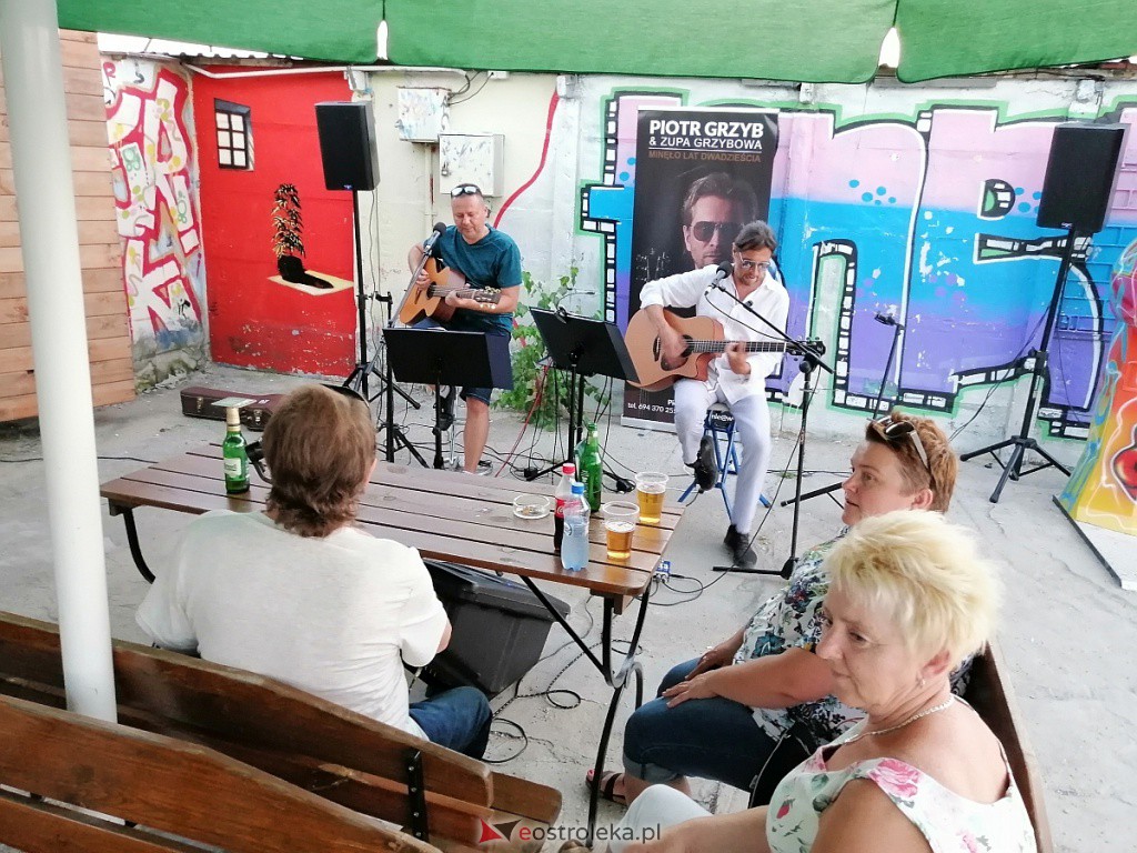 Piotr Grzyb i Artur Kaliszewski zagrali w „Pubie nad brzegiem” [08.08.2020] - zdjęcie #9 - eOstroleka.pl