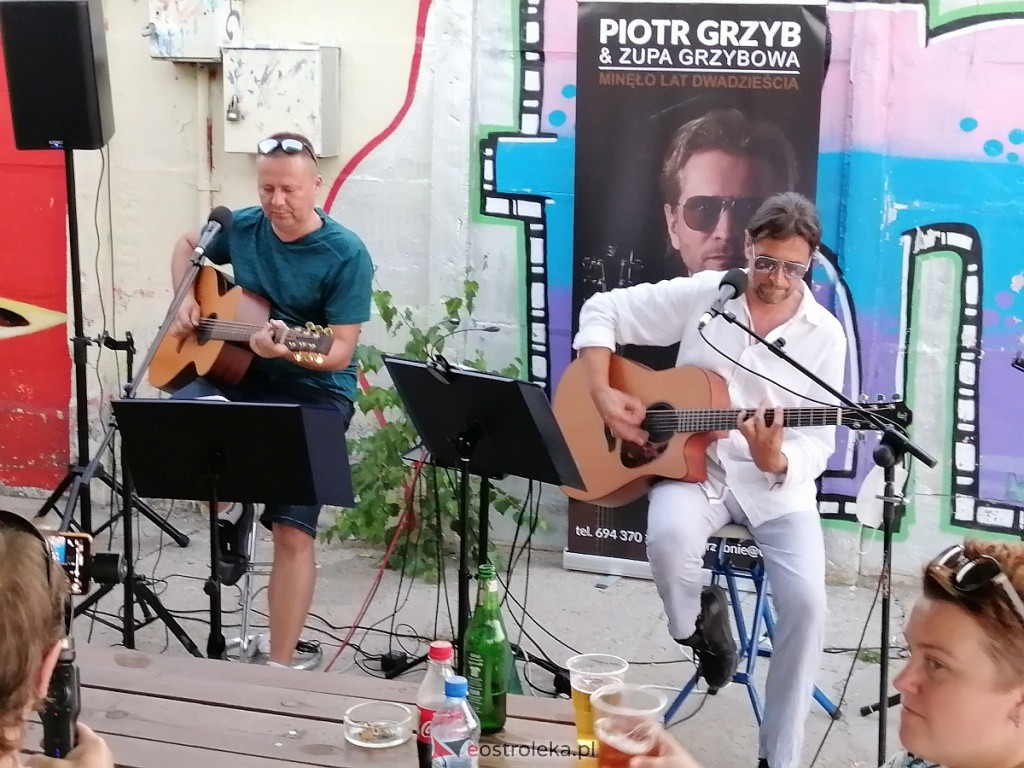 Piotr Grzyb i Artur Kaliszewski zagrali w „Pubie nad brzegiem” [08.08.2020] - zdjęcie #10 - eOstroleka.pl