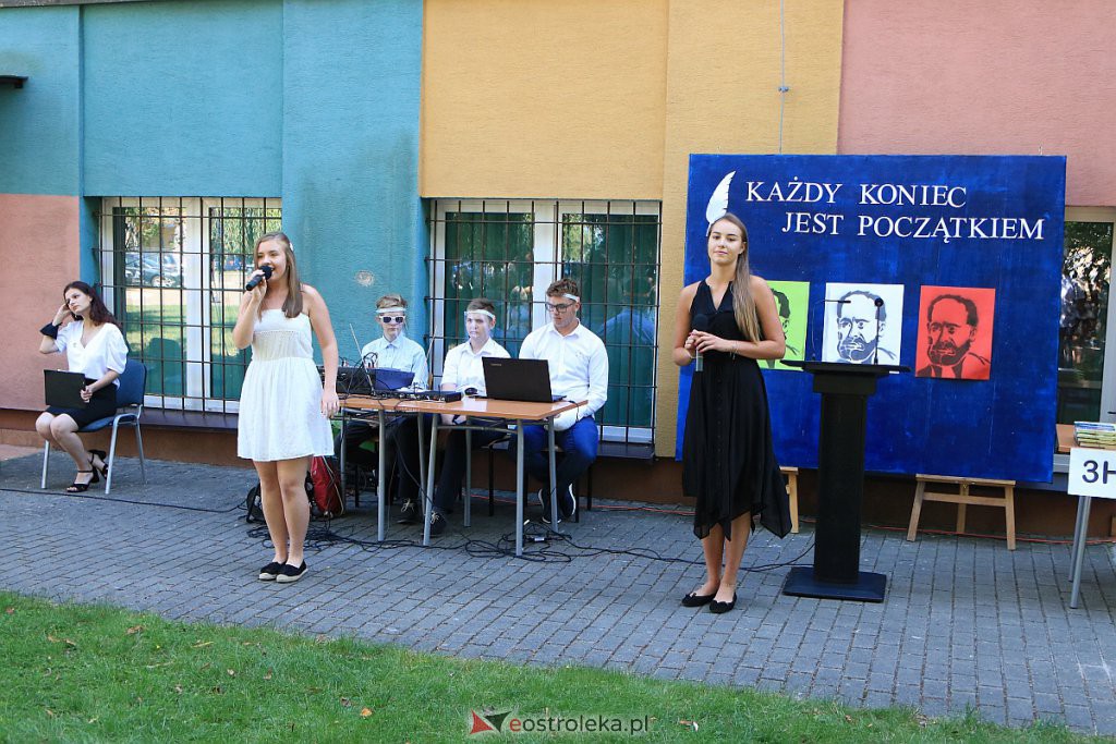 Absolwenci I LO w Ostrołęce odebrali świadectwa maturalne [11.08.2020] - zdjęcie #1 - eOstroleka.pl