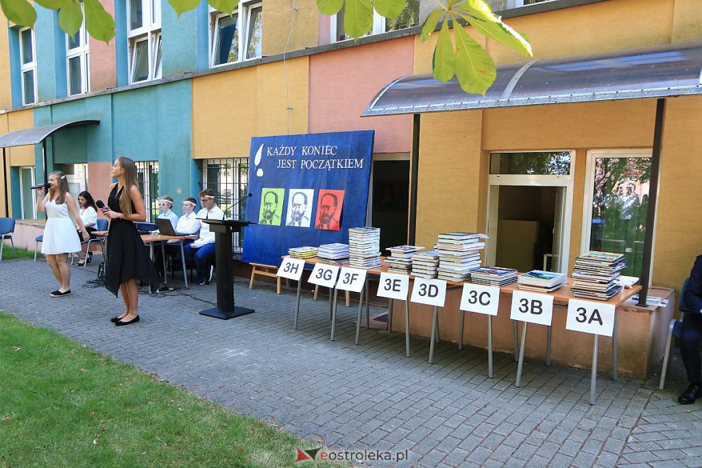 Absolwenci I LO w Ostrołęce odebrali świadectwa maturalne [11.08.2020] - zdjęcie #4 - eOstroleka.pl