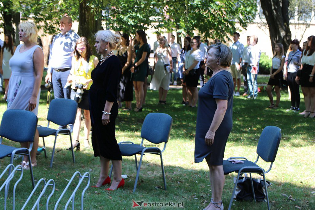Absolwenci I LO w Ostrołęce odebrali świadectwa maturalne [11.08.2020] - zdjęcie #52 - eOstroleka.pl