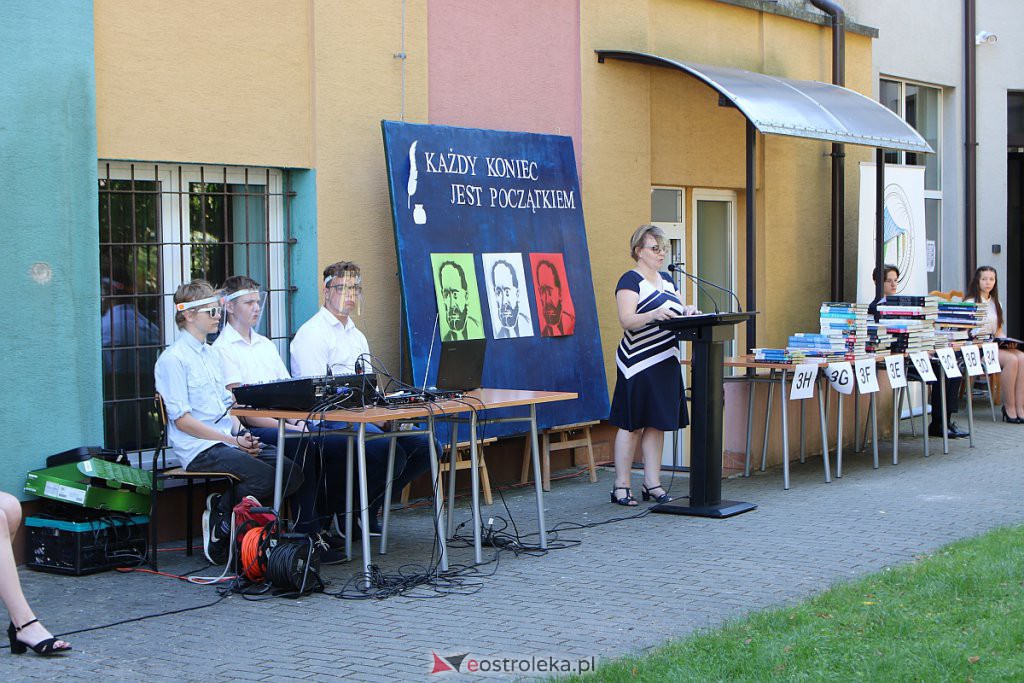 Absolwenci I LO w Ostrołęce odebrali świadectwa maturalne [11.08.2020] - zdjęcie #39 - eOstroleka.pl