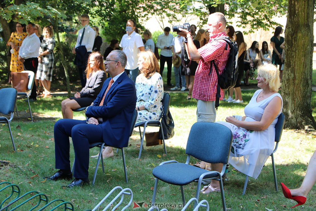 Absolwenci I LO w Ostrołęce odebrali świadectwa maturalne [11.08.2020] - zdjęcie #38 - eOstroleka.pl