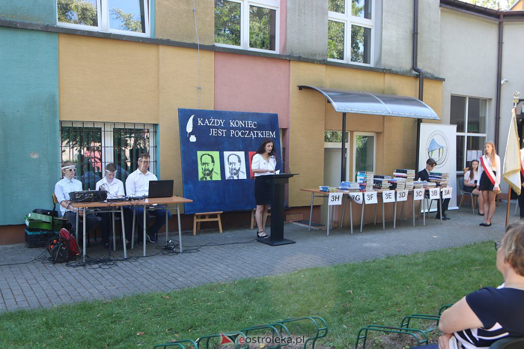 Absolwenci I LO w Ostrołęce odebrali świadectwa maturalne [11.08.2020] - zdjęcie #13 - eOstroleka.pl