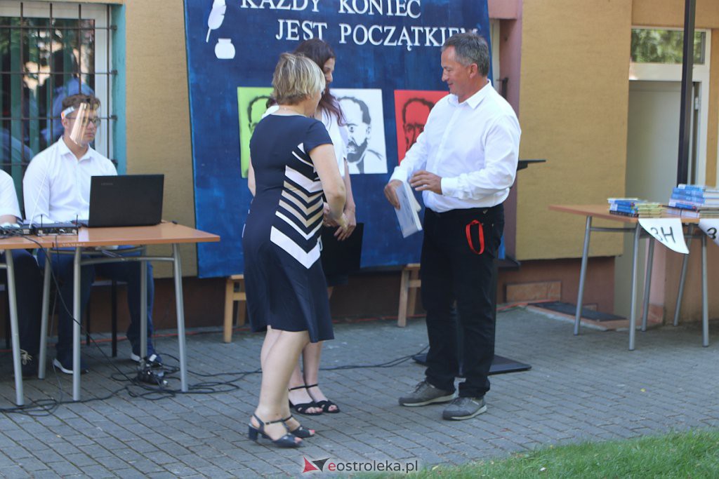 Absolwenci I LO w Ostrołęce odebrali świadectwa maturalne [11.08.2020] - zdjęcie #71 - eOstroleka.pl