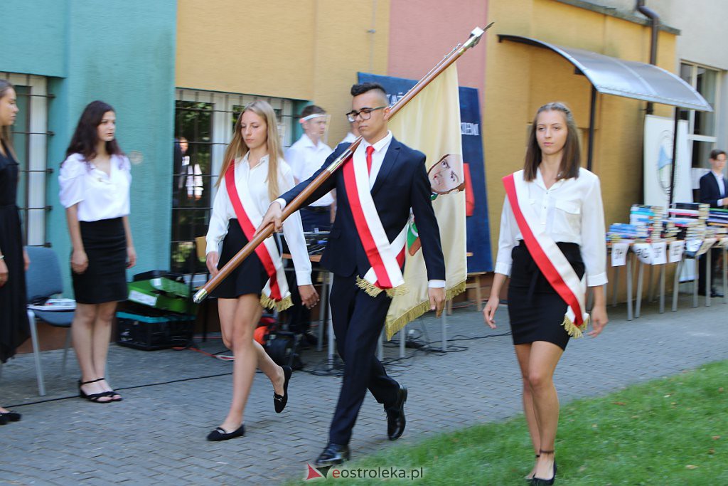 Absolwenci I LO w Ostrołęce odebrali świadectwa maturalne [11.08.2020] - zdjęcie #11 - eOstroleka.pl