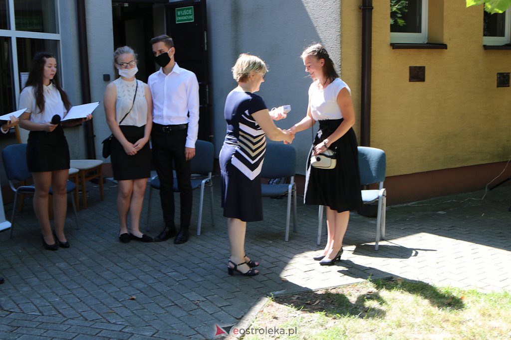 Absolwenci I LO w Ostrołęce odebrali świadectwa maturalne [11.08.2020] - zdjęcie #81 - eOstroleka.pl