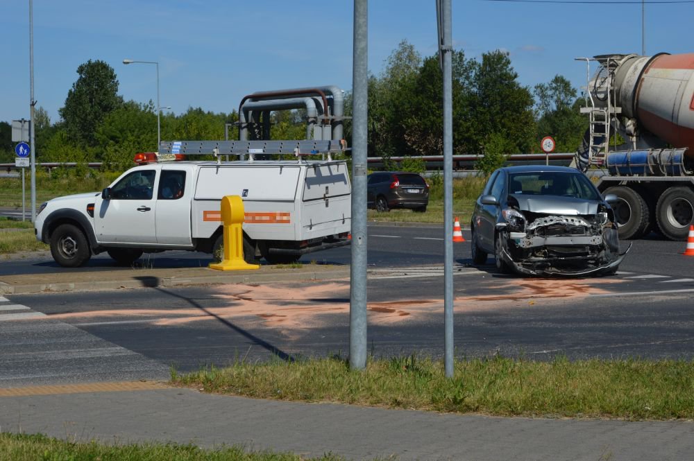 Wypadek na skrzyżowaniu ul. Kołobrzeskiej z obwodnicą [11.08.2020] - zdjęcie #6 - eOstroleka.pl