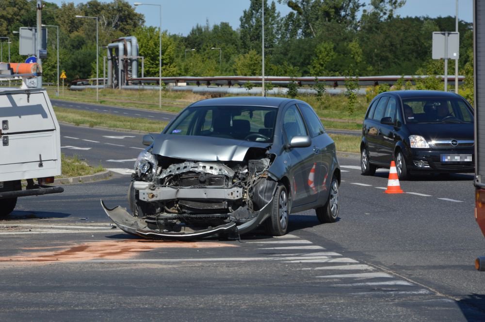 Wypadek na skrzyżowaniu ul. Kołobrzeskiej z obwodnicą [11.08.2020] - zdjęcie #9 - eOstroleka.pl