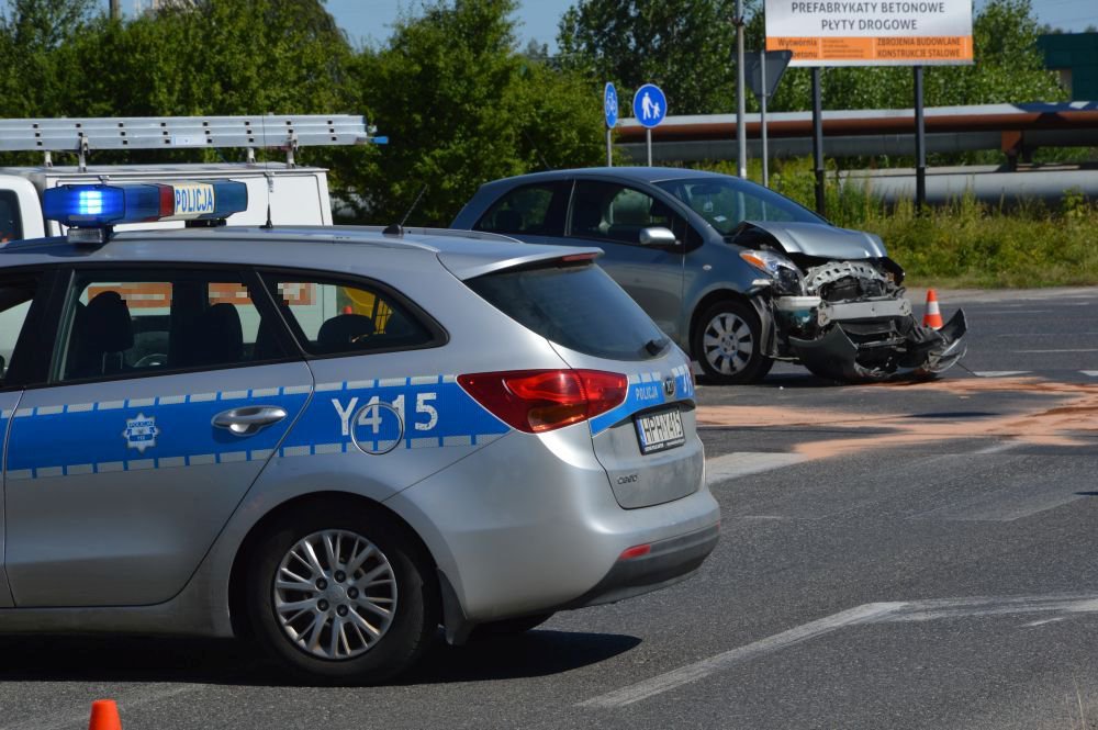 Wypadek na skrzyżowaniu ul. Kołobrzeskiej z obwodnicą [11.08.2020] - zdjęcie #10 - eOstroleka.pl