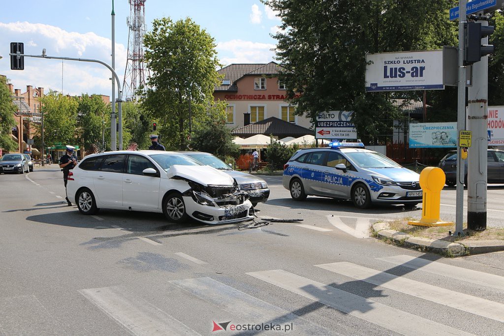 Kraksa w centrum Ostrołęki [13.08.2020] - zdjęcie #5 - eOstroleka.pl