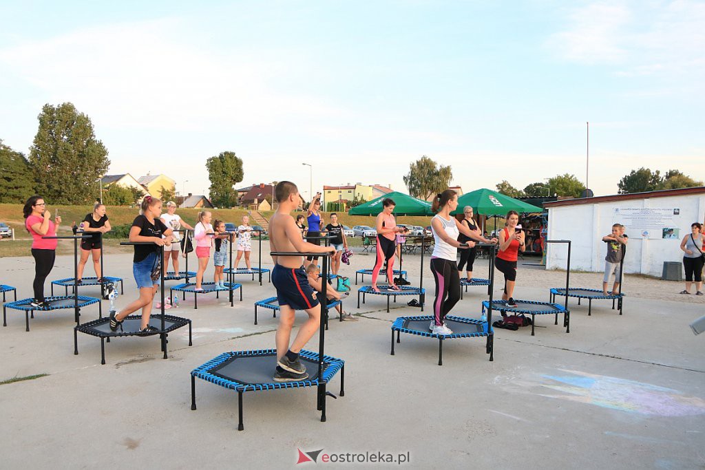 Wakacyjny fitness na plaży miejskiej [14.08.2020] - zdjęcie #35 - eOstroleka.pl